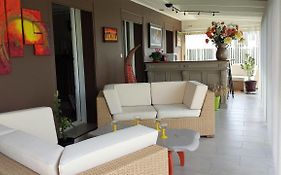 CHAMBRE PRIVEE AVEC SALON, garage voiture, vélos, motos