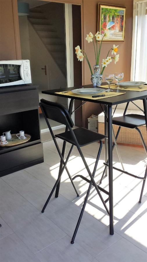 CHAMBRE PRIVEE AVEC SALON, garage voiture, vélos, motos Tourville-sur-Arques Extérieur photo