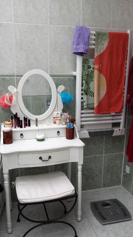 CHAMBRE PRIVEE AVEC SALON, garage voiture, vélos, motos Tourville-sur-Arques Extérieur photo