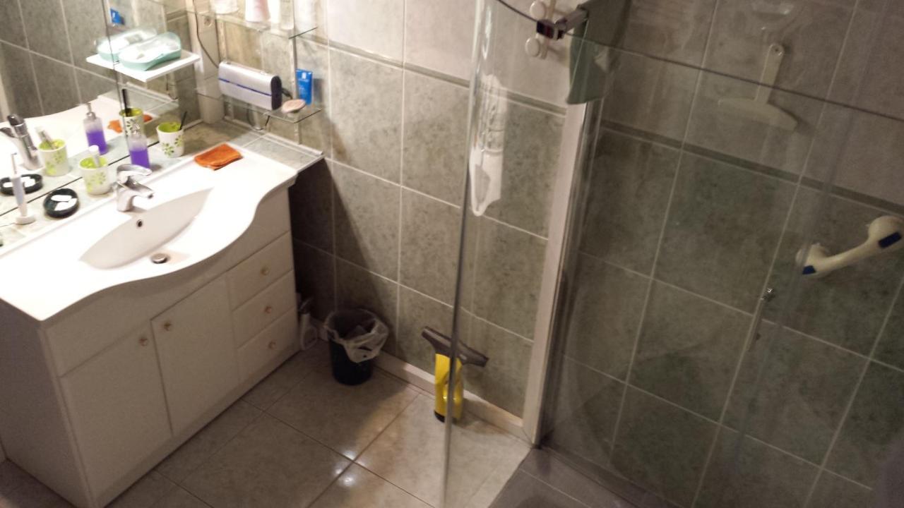 CHAMBRE PRIVEE AVEC SALON, garage voiture, vélos, motos Tourville-sur-Arques Extérieur photo